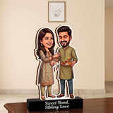 Shayona Gift Shop Personalized Raksha Bandhan Caricature Stand | Brother & Sister Rakhi Gift Tabletop Decor | "Sweet Bond, Sibling Love" Wooden Plaque