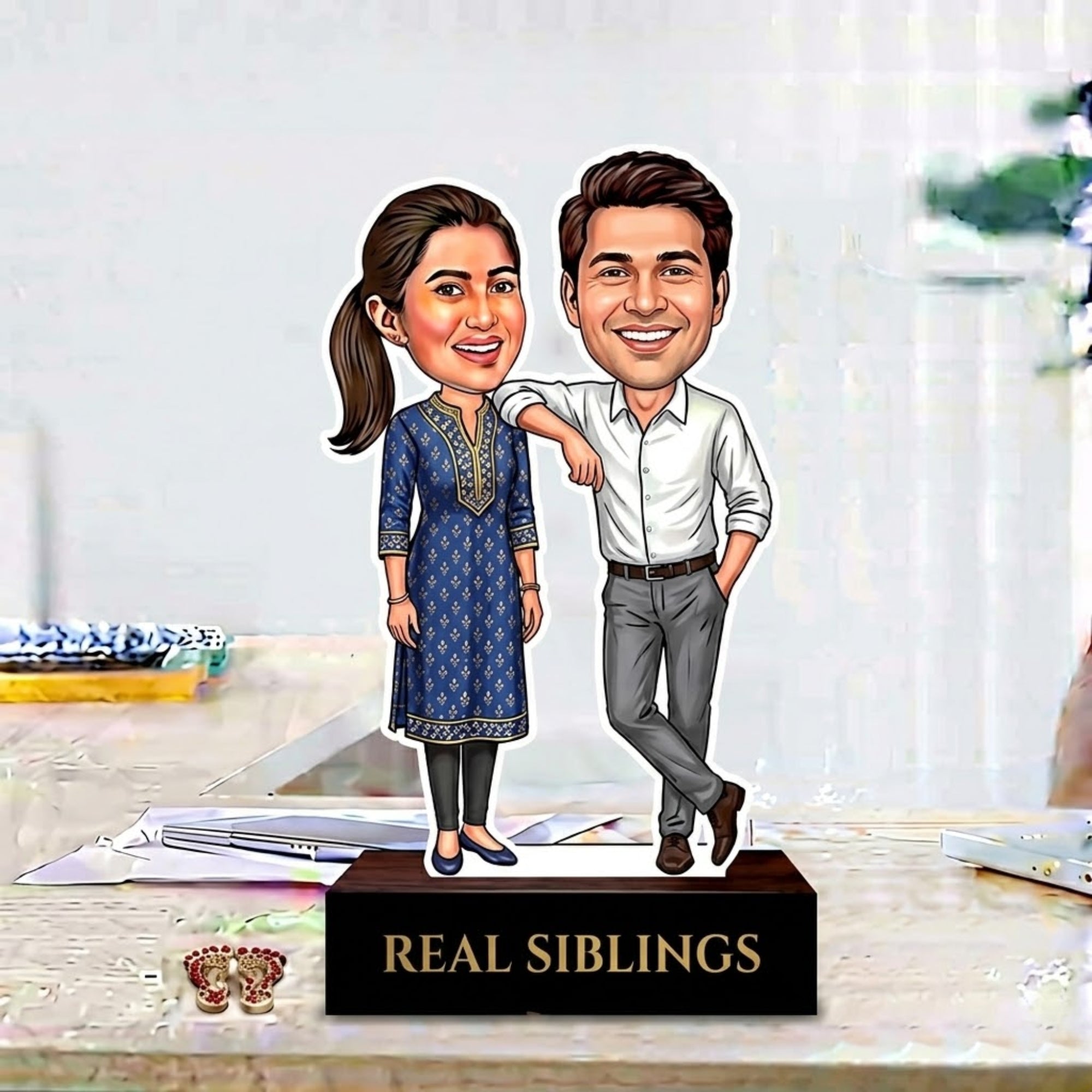 Shayona Gift Shop-Custom Rakhi Gift for Brother and Sister – Personalized Brother-Sister Caricature Cutout with Wooden Stand, Unique Raksha Bandhan Gift for Bhaiya Behen, Sibling